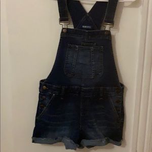 Women’s short overalls.
